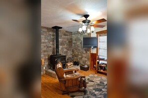 Interior - Calico Creek Retreat - Nature Cabin on the Creek (Calico Rock)