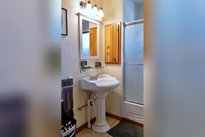 Bathroom - Calico Creek Retreat - Nature Cabin on the Creek (Calico Rock)