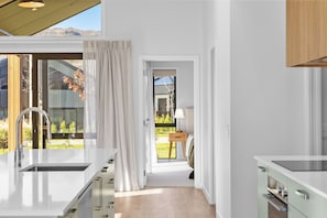 Eine moderne Küche mit einem großen Fenster, einer Spüle und einem Holzkasten.
