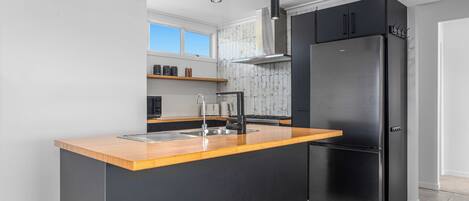 Refrigerador, microondas, lavavajillas y cafetera y tetera
