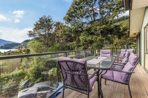 Outdoor dining - Champagne Tui - Moetapu Bay Holiday Home (Moetapu Bay)