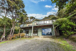 Exterior - Champagne Tui - Moetapu Bay Holiday Home (Moetapu Bay)