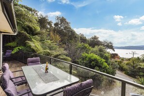 Outdoor dining - Champagne Tui - Moetapu Bay Holiday Home (Moetapu Bay)