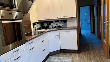 Apartment, Blick auf den Innenhof | Eigene Küche