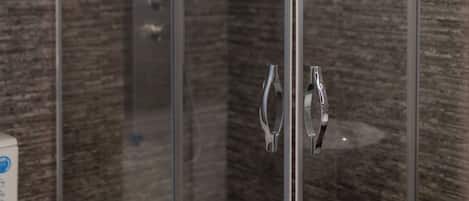 Dusche, Haartrockner, HandtĂŒcher, Seife