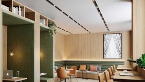 Un interior moderno con una larga banqueta, una mesa de comedor y estanterías empotradas.
