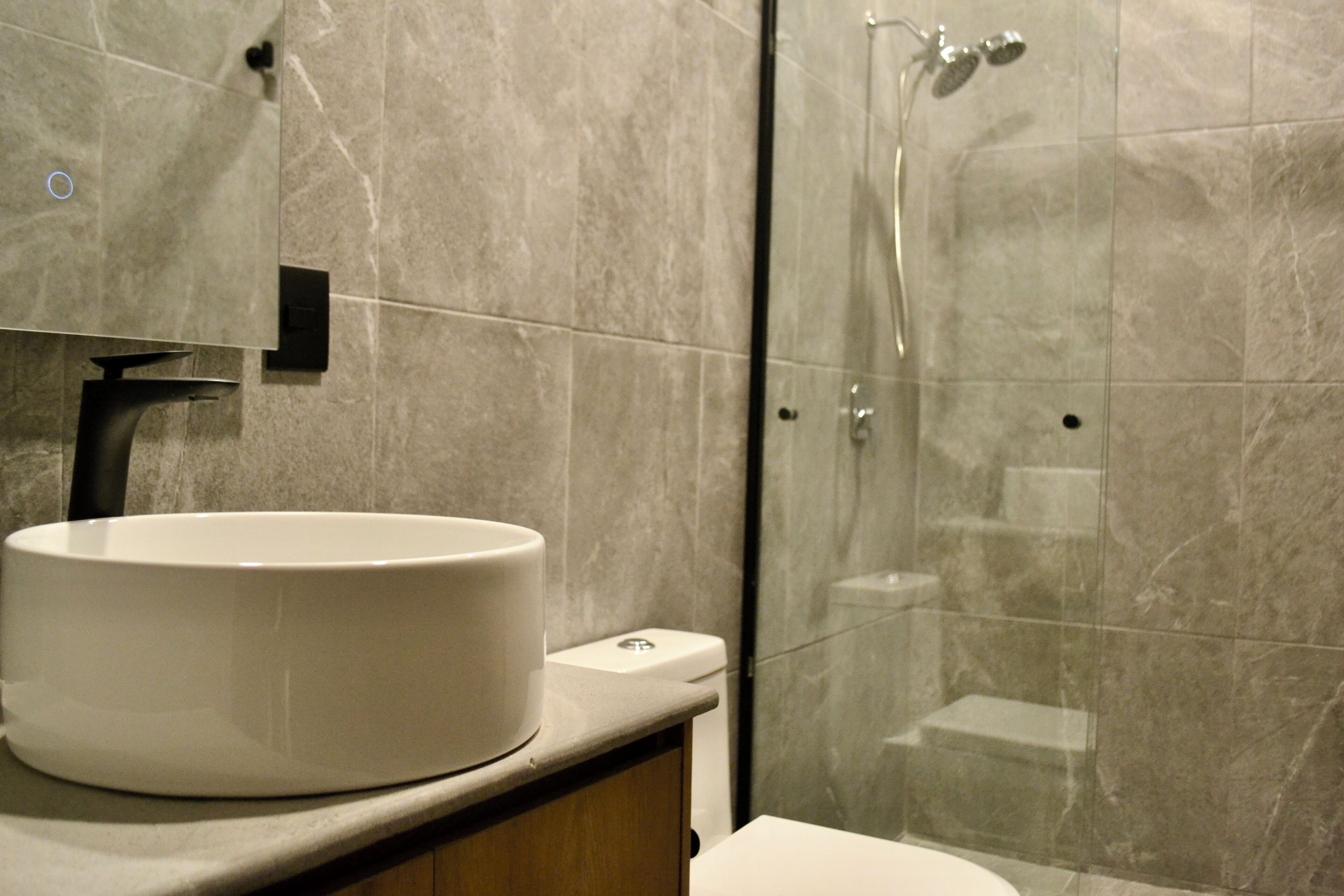 Een douche, handdoeken, zeep, shampoo