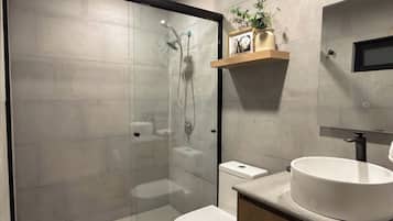 Regadera, toallas, jabón, shampoo