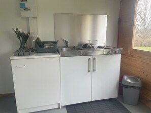 Jääkaappi, mikroaaltouuni, liesi, keittoastiat/astiat/ruokailuvälineet