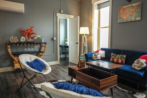 Living area - American Inspired 1BR Flat -Downtown Bellefontaine (Bellefontaine)