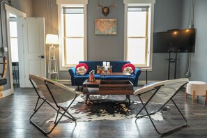 Living area - American Inspired 1BR Flat -Downtown Bellefontaine (Bellefontaine)