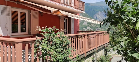 外観の詳細. Le Bochet Apartment – Mountain Retreat for 4 with Terrace, Parking, and Stunning Views