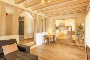 A spacious living area with a sofa, a dining table, and a kitchen in the background. - Le Brame - Three Bedroom Villa, Sleeps 6 (Dévillac)