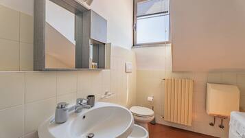 Dusche, Haartrockner, Bidet
