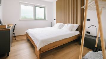 Una camera da letto con un letto di legno, una scrivania e una finestra.