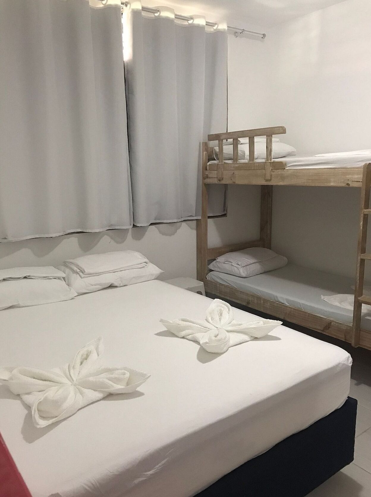 Tabla de planchar con plancha, Internet, ropa de cama
