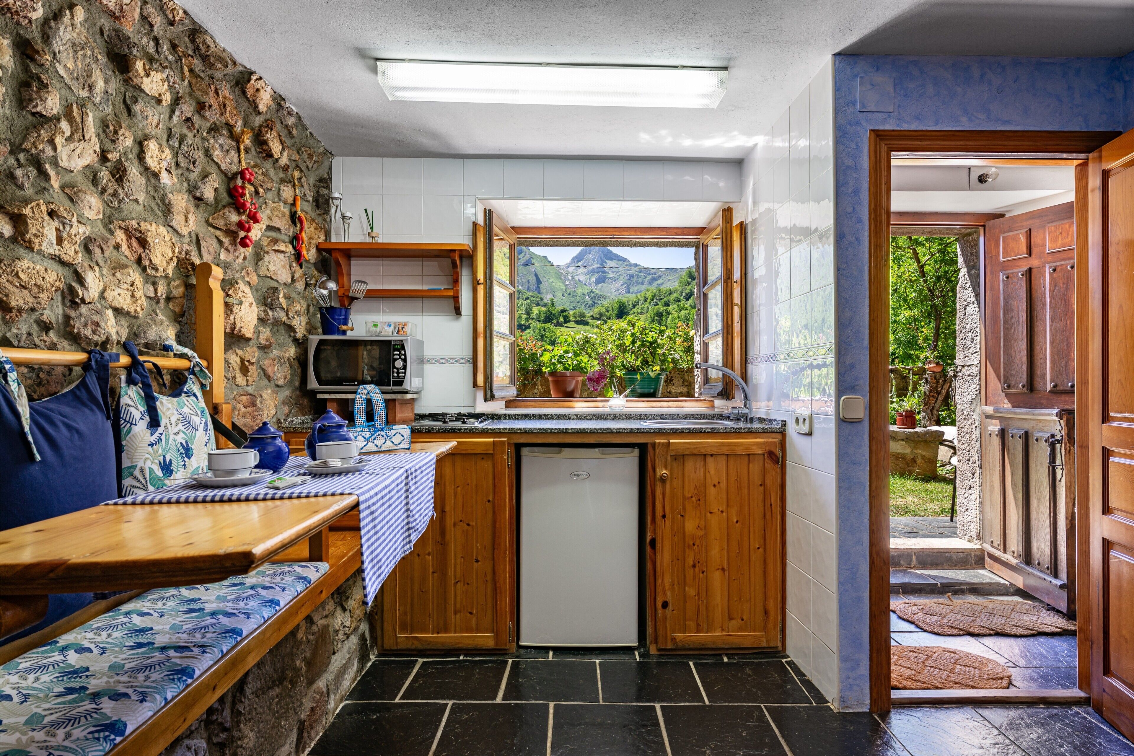 Frigorífico, microondas, placa de cocina y cafetera o tetera
