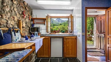 Frigorífico, microondas, placa de cocina y cafetera o tetera