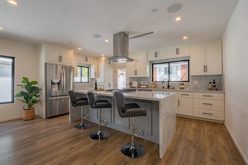 Luxury 4BR 3BA Residence with Fireplaces, Outdoor BBQ & Open Living