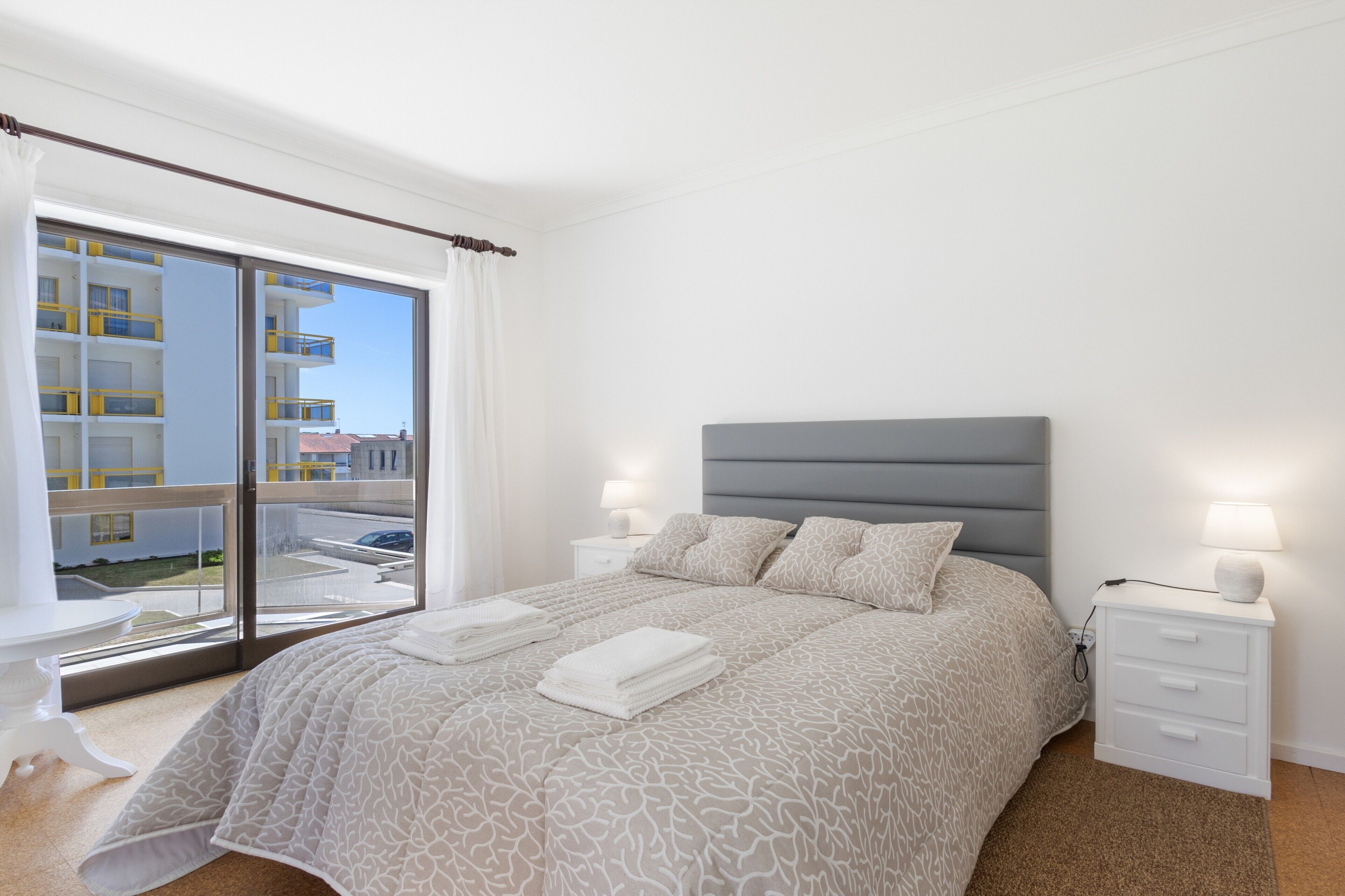 1 dormitorio, tabla de planchar con plancha, wifi y ropa de cama