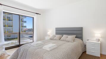1 dormitorio, tabla de planchar con plancha, wifi y ropa de cama