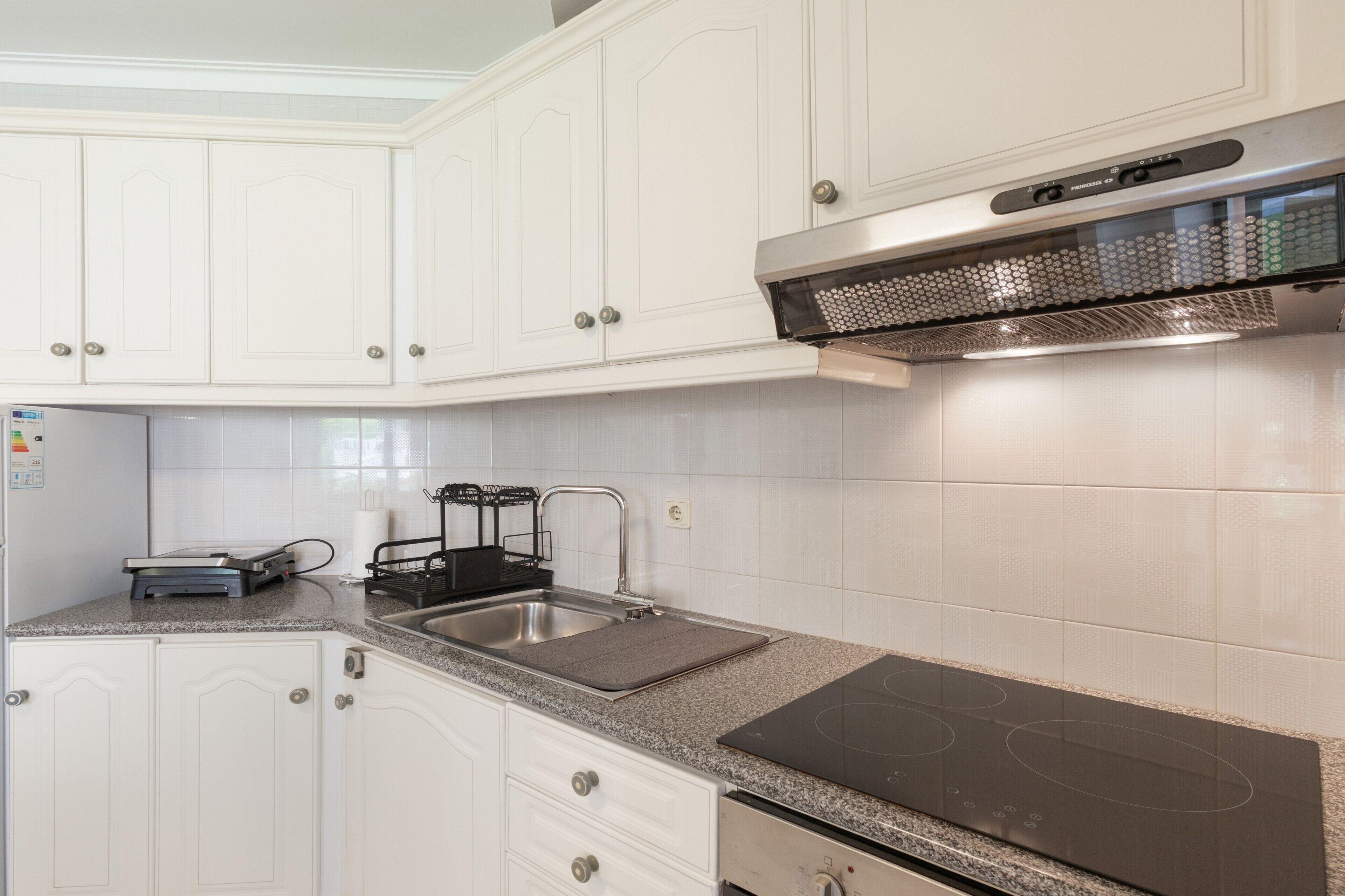 Frigorífico, microondas, horno y placa de cocina