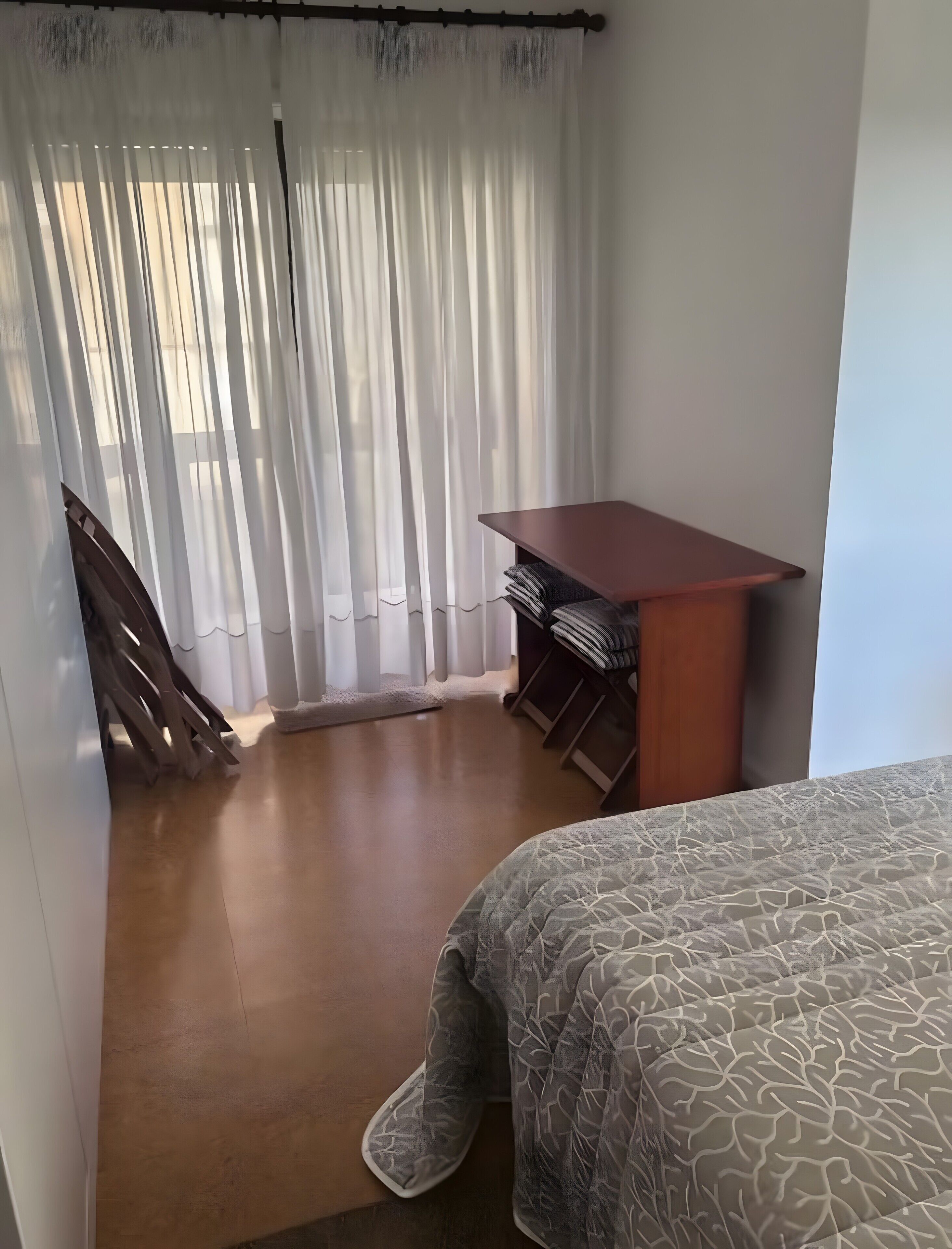 1 dormitorio, tabla de planchar con plancha, wifi y ropa de cama