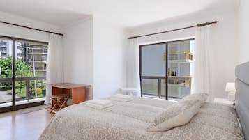1 dormitori, planxa i posts de planxar, wifi i roba de llit