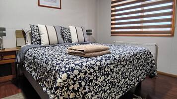 1 habitación, tabla de planchar con plancha, wifi gratis y ropa de cama