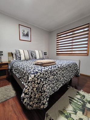 1 habitación, tabla de planchar con plancha, wifi gratis y ropa de cama 