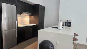 Room, 1 King Bed, Non Smoking | Private kitchen | Coffee/tea maker