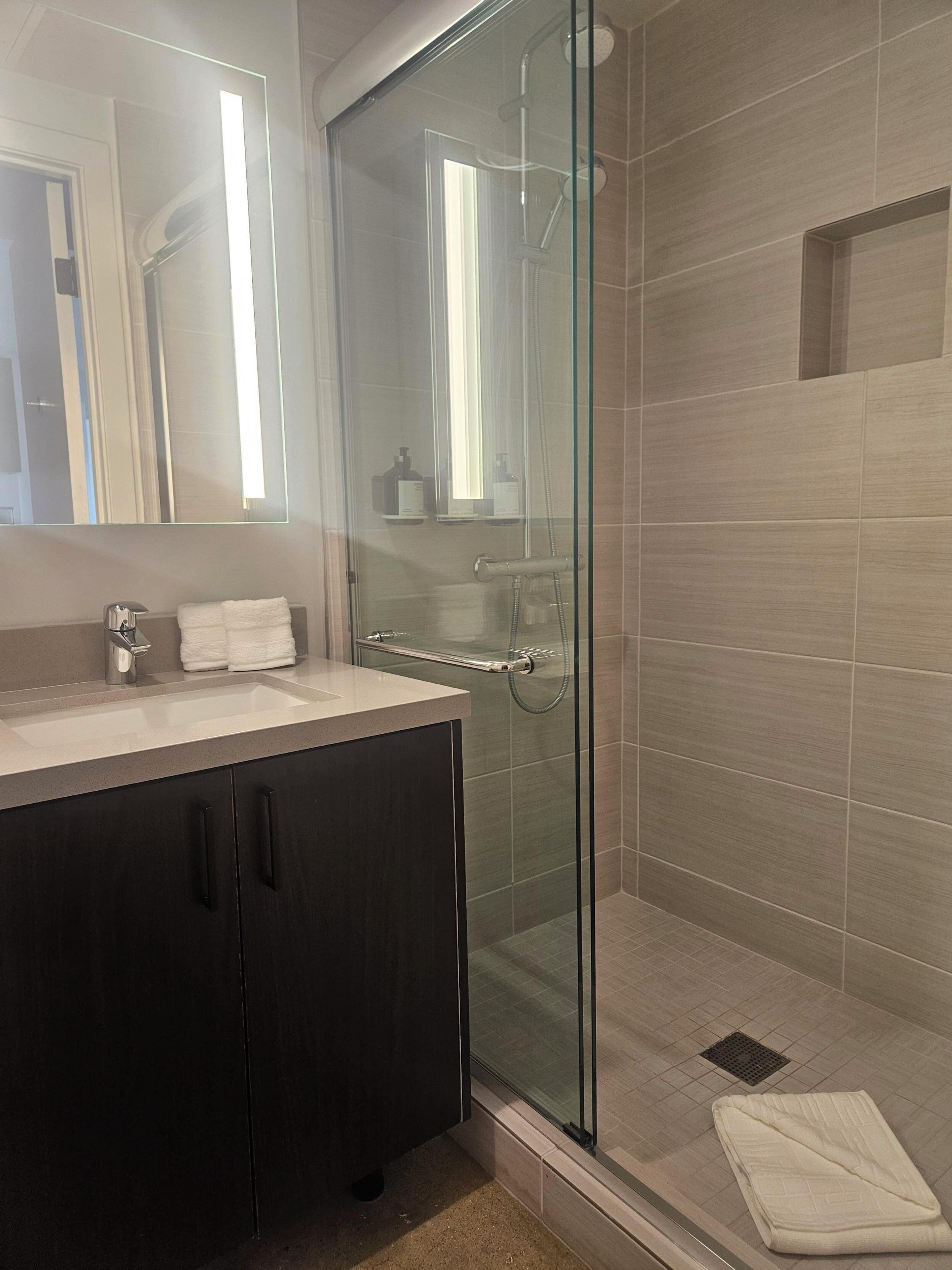 Combined shower/bathtub, towels