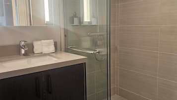 Combined shower/bathtub, towels