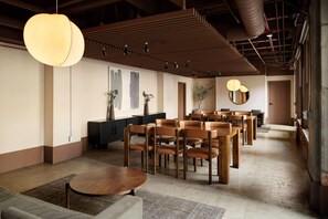 Un interior moderno con techo de madera, una mesa redonda y varias sillas.