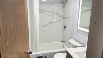 Kamer, 2 queensize bedden, niet-roken | Badkamer
