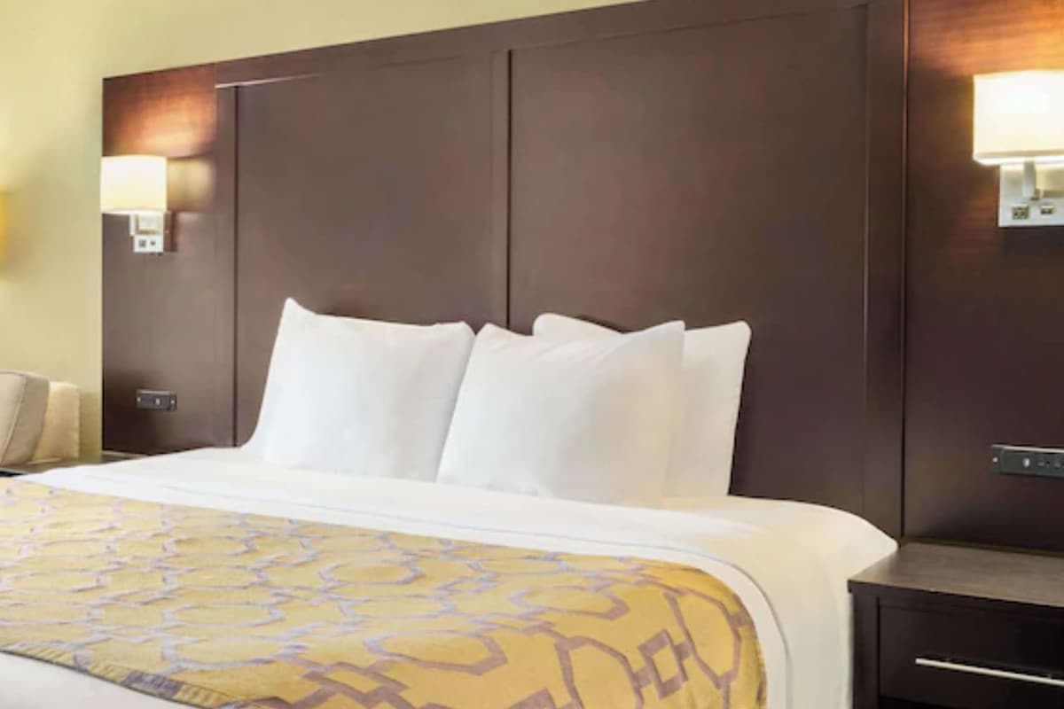 1 King Bed, Non-Smoking