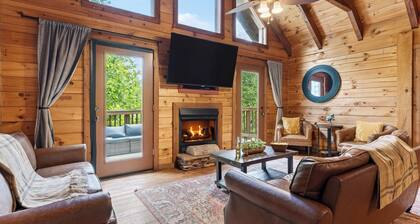 Secluded in the Smokies by Avantstay Treetop Cabin Hot Tub + Game Room + Wraparound Deck