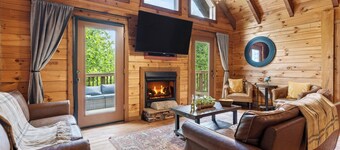 Secluded in the Smokies by Avantstay Treetop Cabin Hot Tub + Game Room + Wraparound Deck