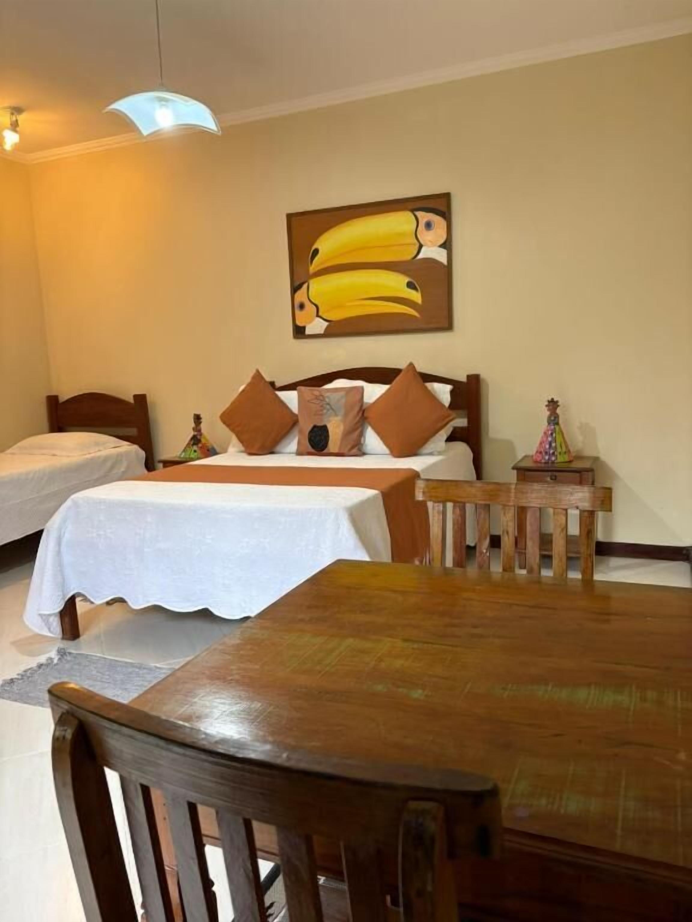 Quarto triplo conforto, varanda | Cofres nos quartos, ferros/tábuas de passar roupa, Wi-Fi de cortesia