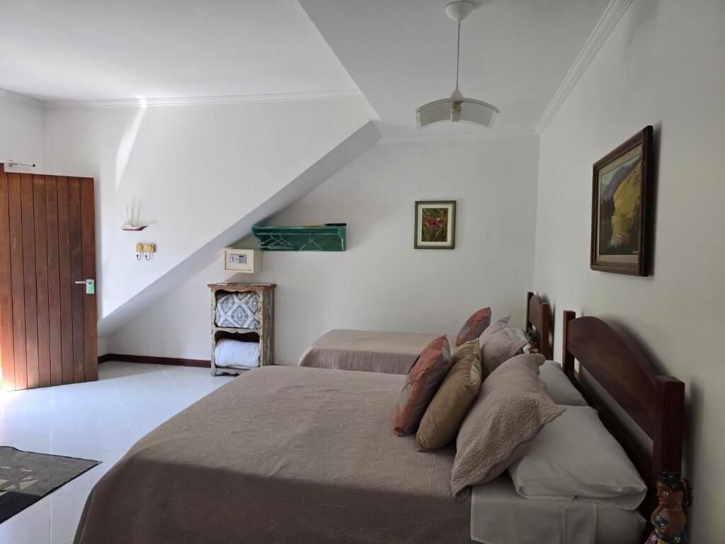 Quarto triplo conforto | Cofres nos quartos, ferros/tábuas de passar roupa, Wi-Fi de cortesia