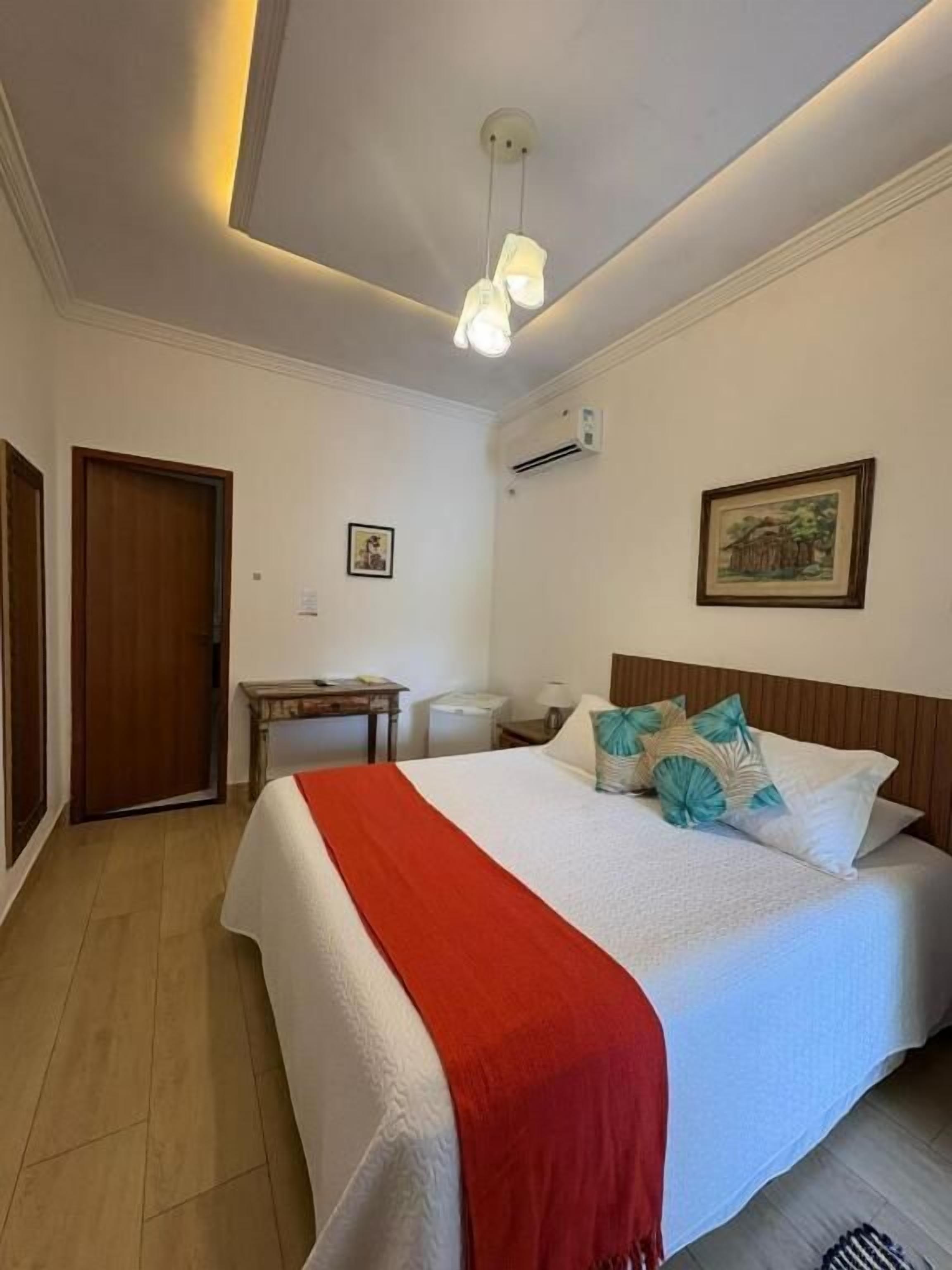 Quarto casal básico | Cofres nos quartos, ferros/tábuas de passar roupa, Wi-Fi de cortesia