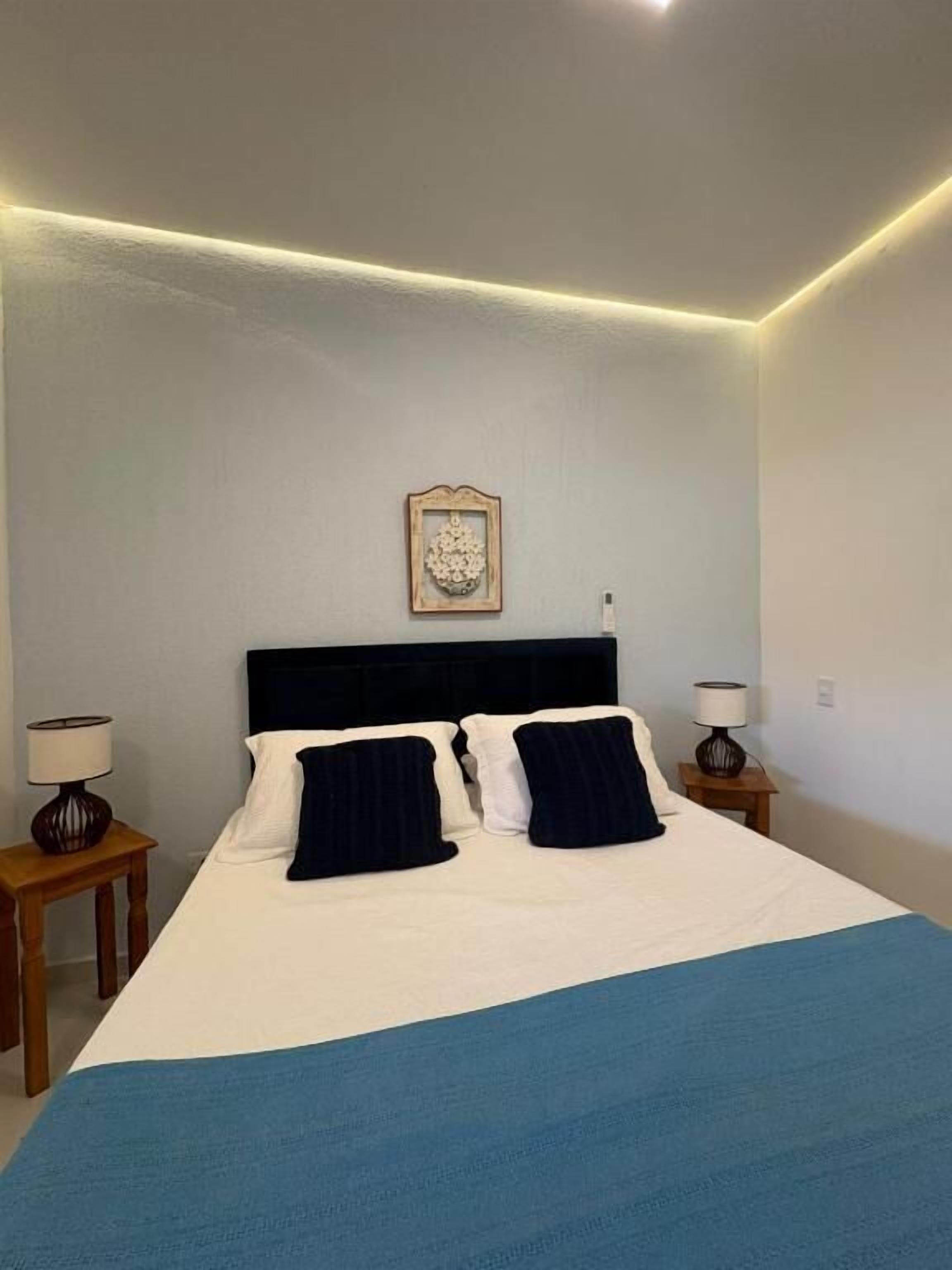 Quarto casal básico | Cofres nos quartos, ferros/tábuas de passar roupa, Wi-Fi de cortesia
