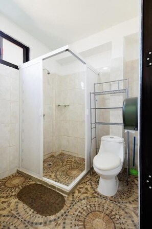 Bathroom - Surfnest Hostel (Brisas de Zicatela)