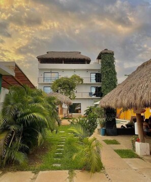 Exterior - Surfnest Hostel (Brisas de Zicatela)