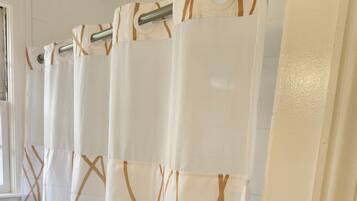 Haartrockner, Handtücher, Seife, Toilettenpapier