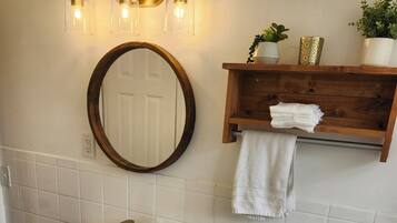 Secadora de cabello, toallas, jabón, papel de baño