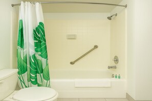 Secadora de cabello, toallas, jabón, papel de baño 