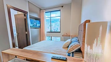 1 quarto, ferros/tábuas de passar roupa, roupa de cama