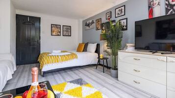 4 bedrooms, iron/ironing board, internet, bed sheets