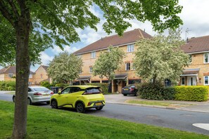 Exterior - Spacious 7 beds House Free Parking contractor-loved Near Universal Studios & CMK (Monkston)